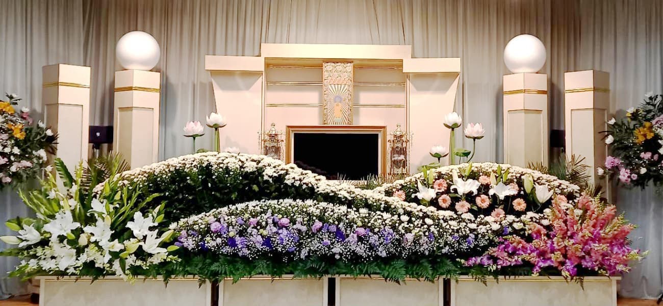 豊後大野市三重町メメント・モリの葬儀会場生花祭壇